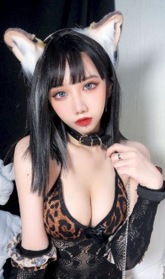 老女人擦她毛茸茸的下面电影